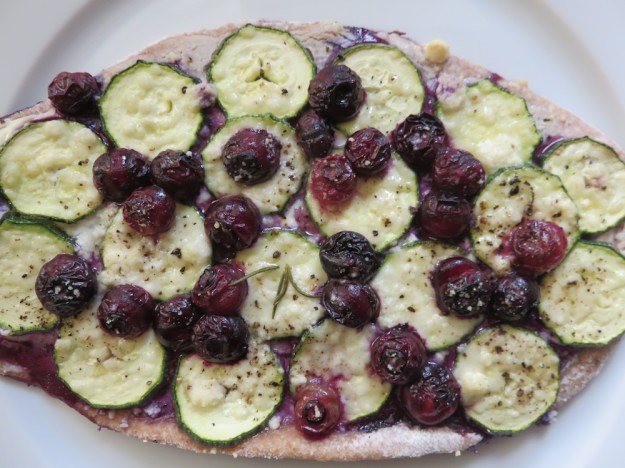 blaubeer-zucchini-flammkuchen