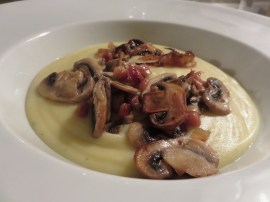 Kartoffel-Pastinaken-Rahmsuppe mit geschmorten Zwiebelringen, Champignons und Speck