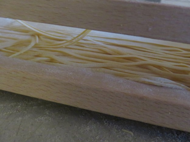 Chitarra doppia mit der Spaghetti-Seite oben