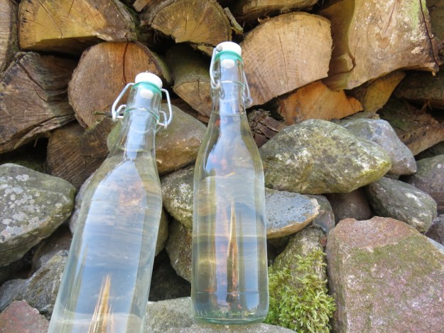 Waldmeistersirup ohne Farbstoff, leicht grün-gelb