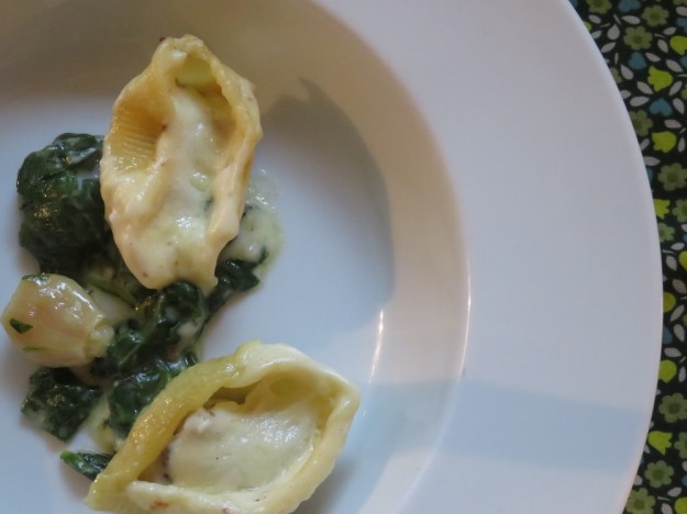 Mit Rinderbratwurst gefüllte Conchiglioni