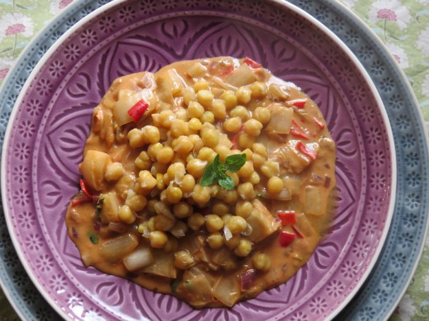 Kichererbsen auf Chicorée und Erdnuss-Sauce