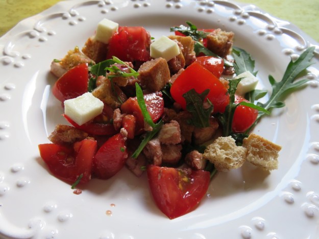 Brotsalat mit Tomate, Zwiebel, Mozzarella und Balsamico
