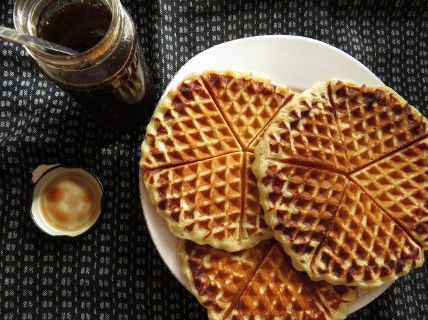 Quark-Mandel-Waffeln mit Tannensirup