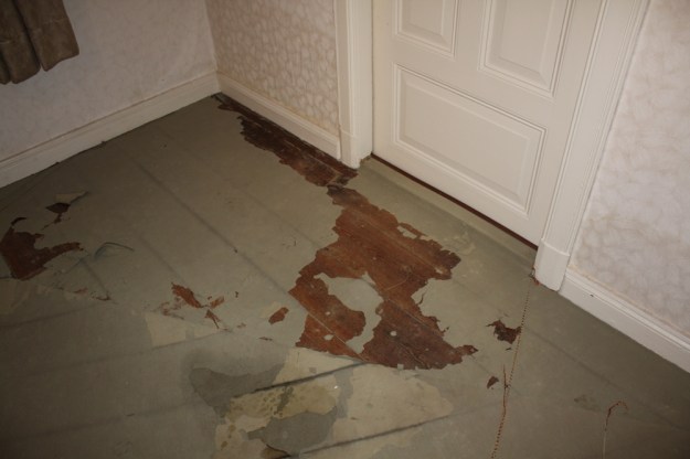 reste von auslegeware auf dielen