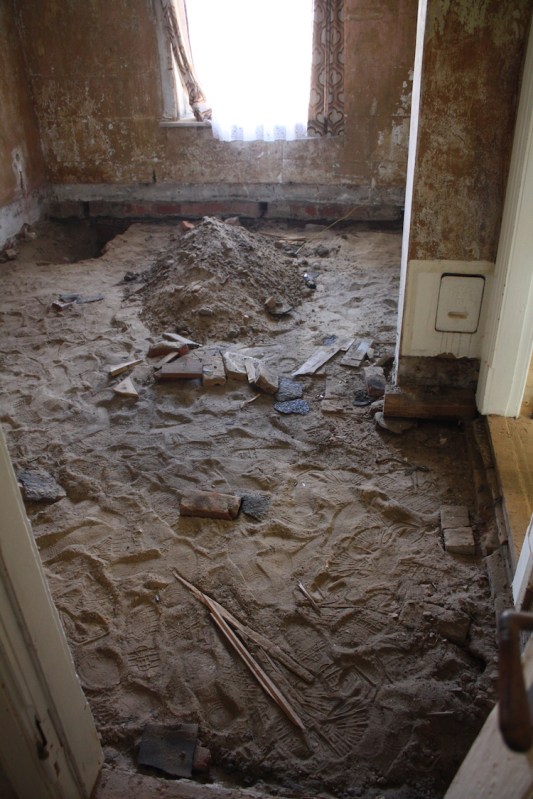 Boden im Bad ausgeschachtet