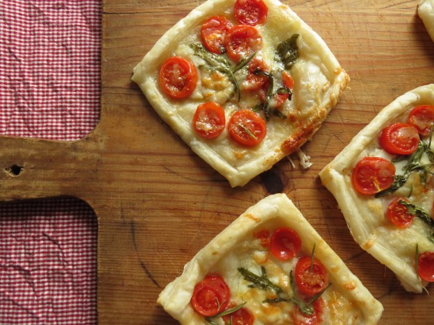 Blätterteig-Stückchen mit Mozzarella und Tomate