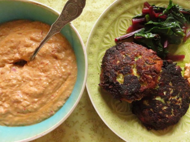 Zucchini-Puffer mit Sauerrahm-Dip
