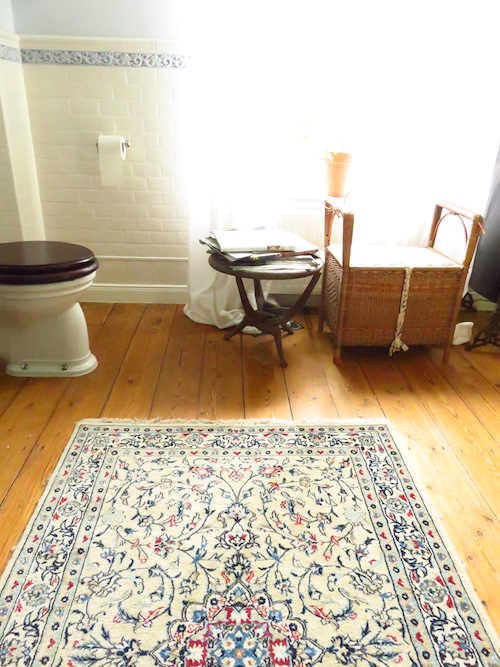 Ein persischer Nain im Bad