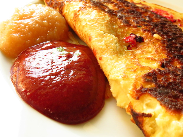 Pfannkuchen mit Pflaumenmus und Apfelmus