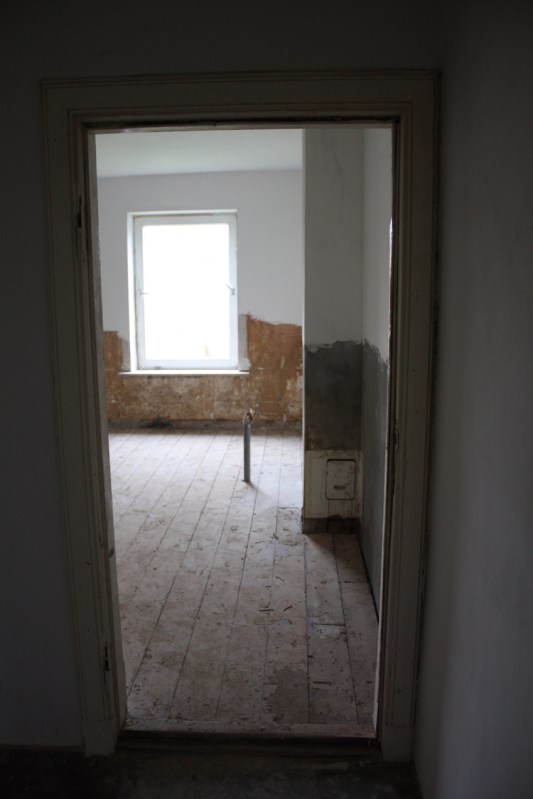 Wasserleitungen verlegt, Betonplatte gegossen, Wände verputzt, Pitchpine wieder rein - bald wird das Bad fertig sein.