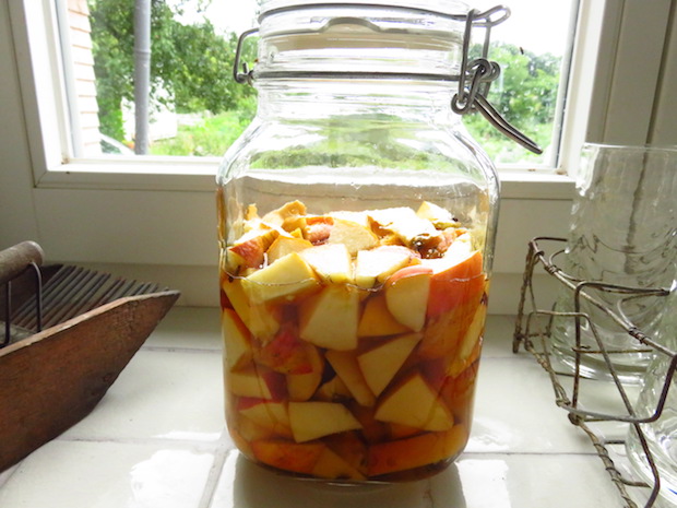 Mit Apfel aromatisierter Essig