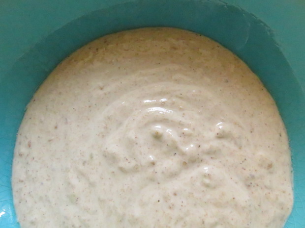 Tahini-Sauce aus 1 Teil Tahini, 2 Teilen Joghurt und etwas Zitrone und Knoblauch