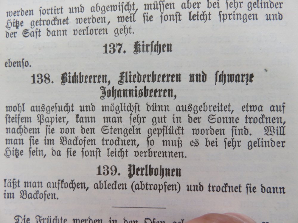 Beeren an der Sonne trocknen. Früher ging das.