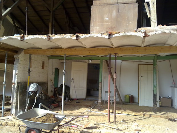 halbes-haus-wand-weg