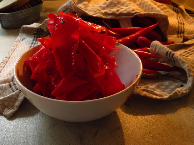 Häute von den Chilis abziehen