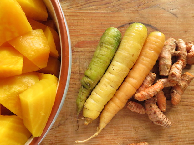 Bunte Möhren und gelbe Bete süß-sauer mit Kurkuma