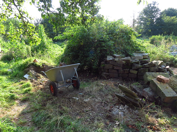 Hier standen etliche Quadratmeter Brennnesseln, die Steinhaufen (Zwischenlager) waren nicht mehr zu sehen
