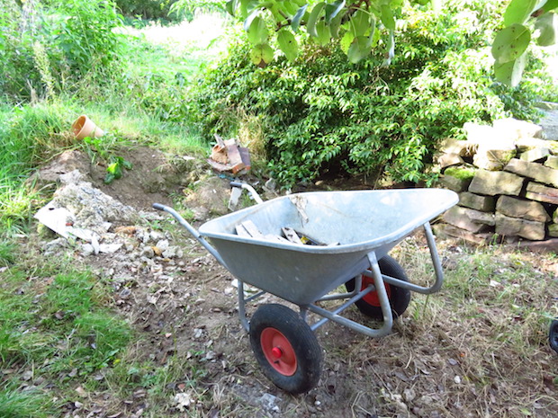 Der Schutthaufen (nicht meiner) wuchs über die Jahre und überwucherte - krieg' das mal wieder auseinander!