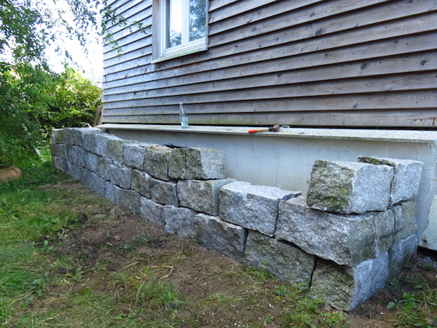 Teamwork wie in alten Zeiten. Er schafft die Steine mit der Ägypterkarre ran und sie mauert die Trockenmauer auf.