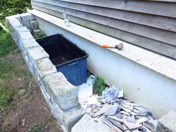 Beten scheef hett Gott leef. Die alte, ausgeblichene Auflagenbox wurde woanders aussortiert, bei uns soll sie Apfellager werden. Eingelassen in das Hochbeet der Trockenmauer, etwas isoliert und abgedeckt. Ich hoffe, mein Plan geht auf, viel Erdvolumen gibt es nicht zum Dämmen.