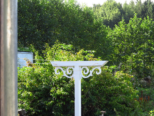 Ich habe ENDLICH eine Wäscheleine! Eine schwedische auf dem Hofplatz. Plötzlich war die Idee in meinem Kopf, dass man die Leinen ja leicht abnehmen kann, wenn Trecker oder LKW auf den Hof fahren. Ich bin manchmal etwas langsam im Kopf, ich gebe es zu. Ab sofort muss ich nicht mehr mit schweren Wäschekörben quer durch den Garten stolpern und zwischen kneifenden Gänsen die Wäsche an die Spinne hängen (was ich dann eh nicht mehr gemacht habe ...)