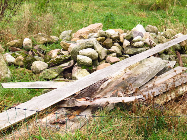 Lärchenschwarten und Feldsteine