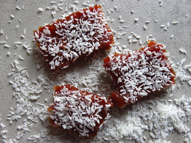 Fertiges Quittenbrot mit Kokos für den Advent