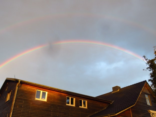 Doppelter Regenboden über unserem Hof