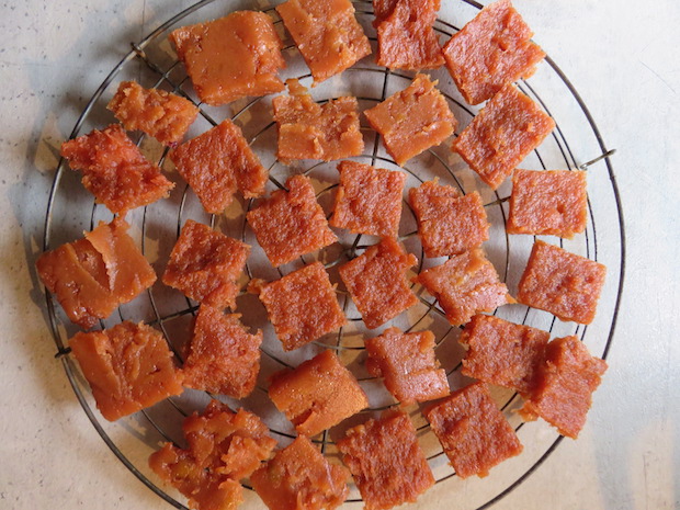 Frisch geschnittenes Quittenbrot muss noch trocknen