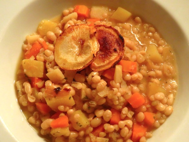 Bohnensuppe mit Petersilienwurzl