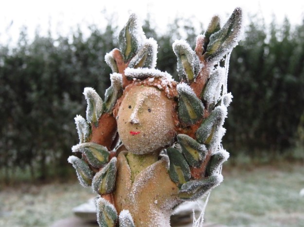 Die verfrorene Elfe im Holunder