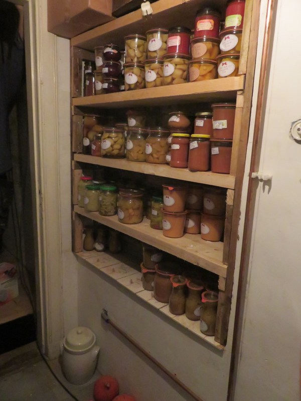 Neue Regale in der Mauernische des zugemauerten Fensters