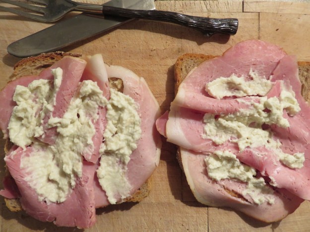 Knoblauchbrot mit Prager Schinken und Sahne-Meerrettich