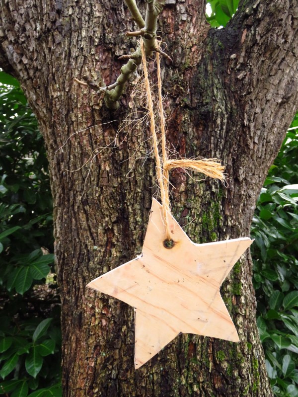 Holzstern als Gartendeko