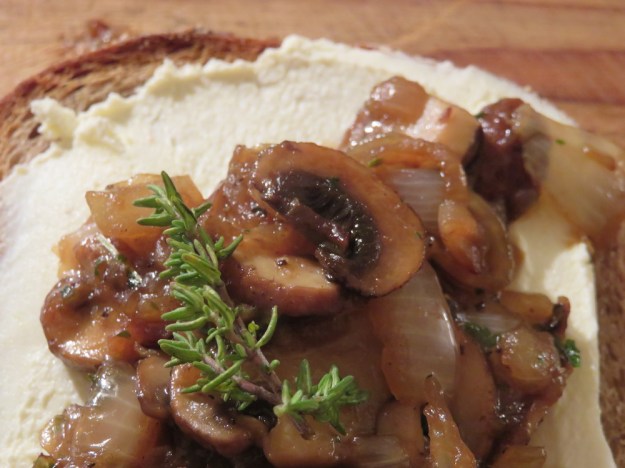 Champignonpfanne auf Frischkäsebrot