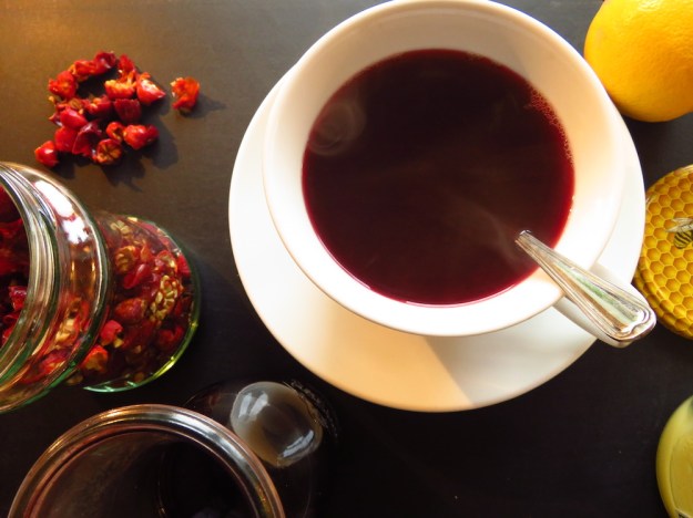 fliederbeersaft-honig-hagebutte-zitrone