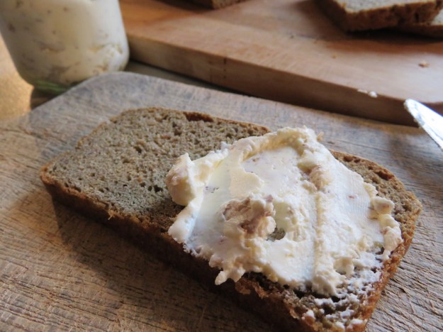 Walnussfrischkäse im Glas