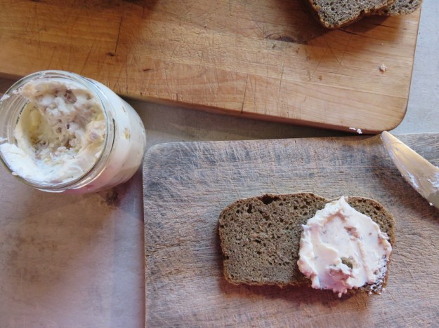 Selbst gemachter Walnuß-Frischkäse
