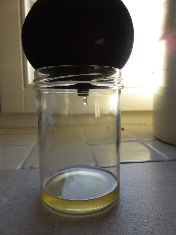 Rettichsirup als Hustensaft tropft ins Glas