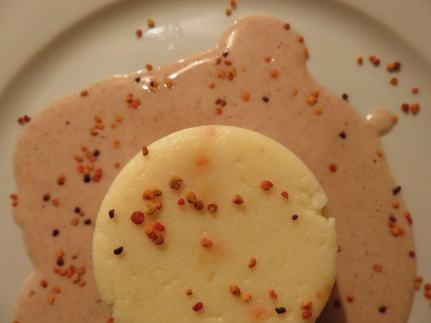 Orangeat-Grießflammeri mit Lebkuchen-Sauce und Pollen