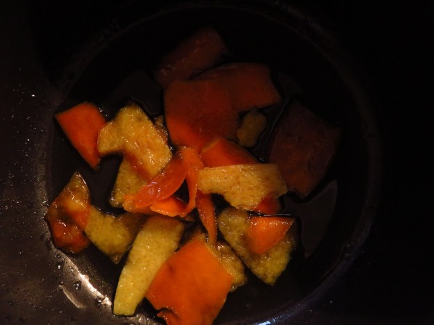 Orangenschalen im Kochtopf